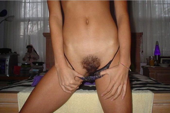 20P Cute black amateur girlfriend posing naked in her bedroom