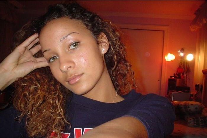 20P Cute black amateur girlfriend posing naked in her bedroom