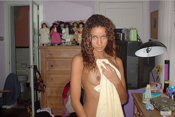20P Cute black amateur girlfriend posing naked in her bedroom