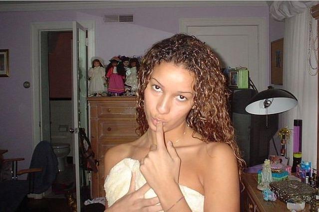 20P Cute black amateur girlfriend posing naked in her bedroom