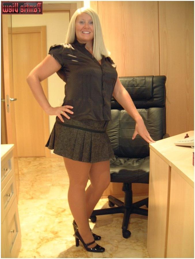 15P Heeled Blonde tan pantyhose girl is showing here hairy pussy