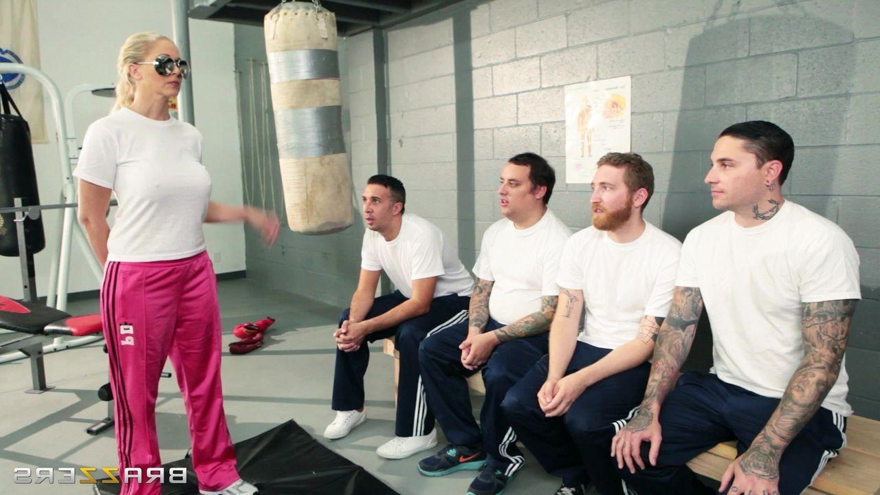 16P Mma instructor Julia Ann learns the cock defense