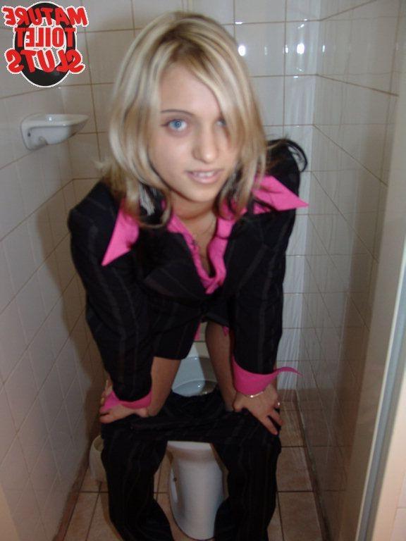 15P She licks ass gets pissed on sucks cock all on the toilet