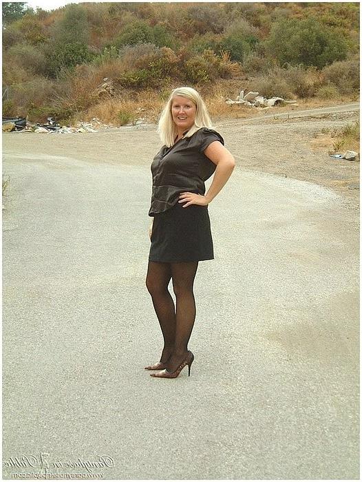 15P Black seamless pantyhose high heels In the middle of the road