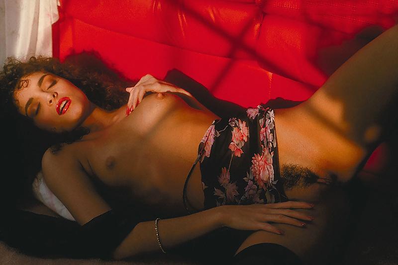 25P Curly brunette presenting her lovely body