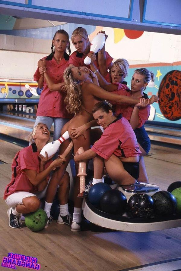 15P Blonde babes fucking pussies with dildos in lesbian group