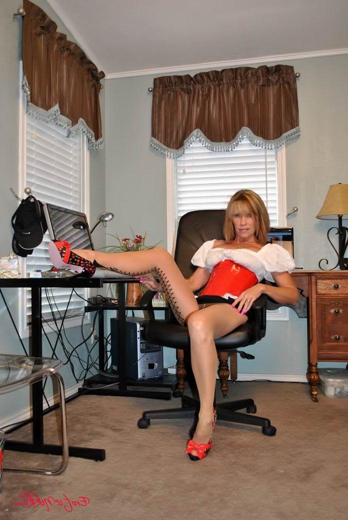 16P Busty milf Nikki Ashton in pantyhose