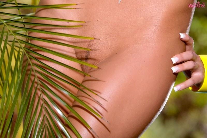 16P Big breasted blonde Mandy Lynn playing with dildo outdoor