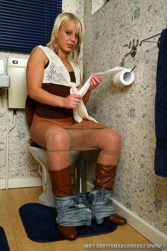 16P Blonde Amateur Strips Her Pantyhose