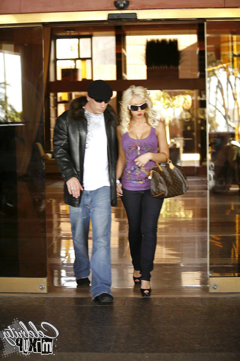 15P Sexy blonde singer banged by her bodygaurd