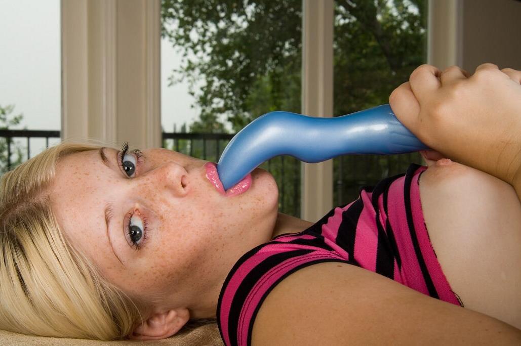 15P Freckled teen exploring new vibro