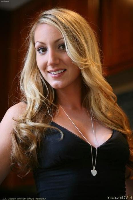 16P Sensual Blonde Babe Gets Her Pussy Toyed