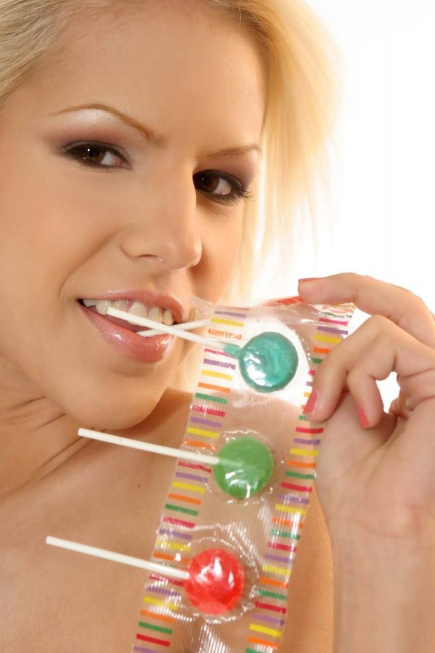 18P Armed blonde babe putting lollipop in pink pussy