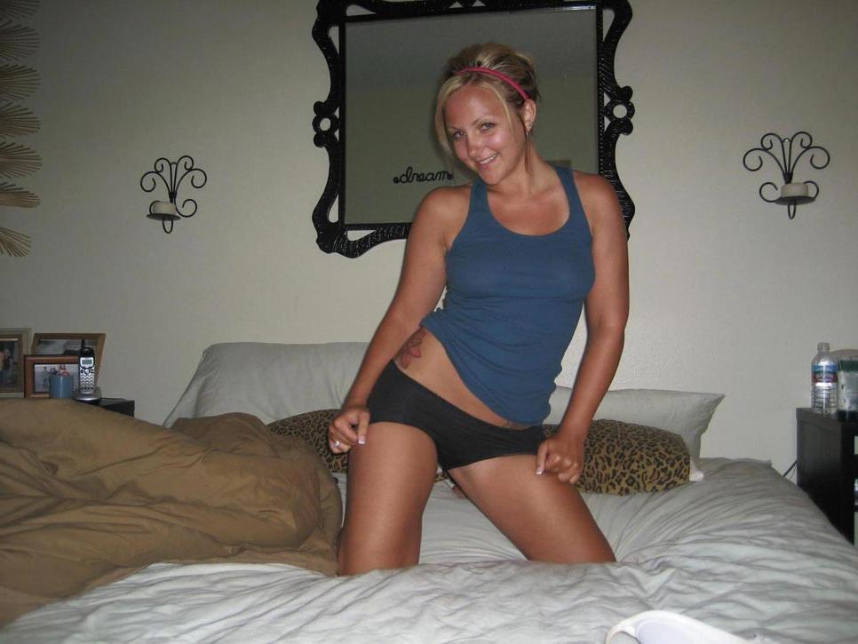 20P Amateur ex girlfriend posing naked in her bedroom