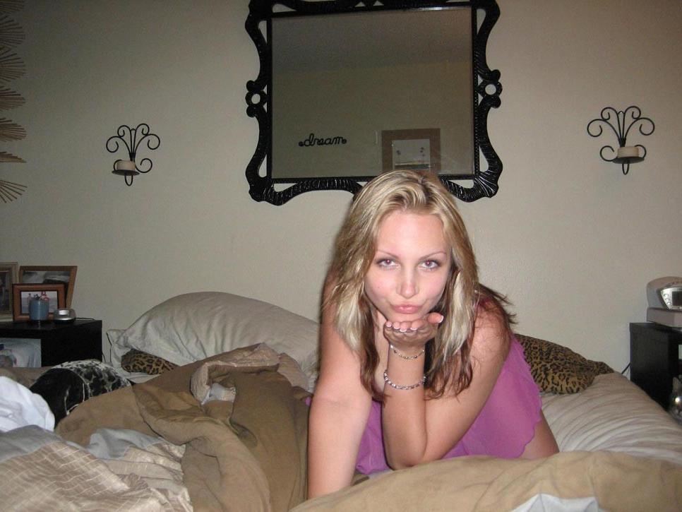 20P Amateur ex girlfriend posing naked in her bedroom