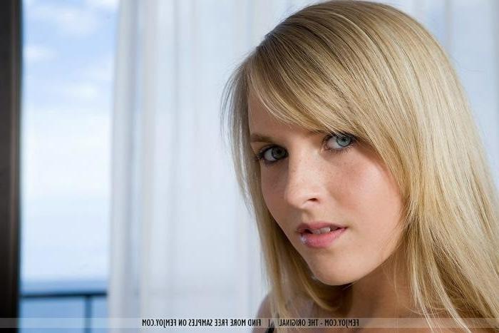 16P Natural Busty Blonde In Sensual Pics