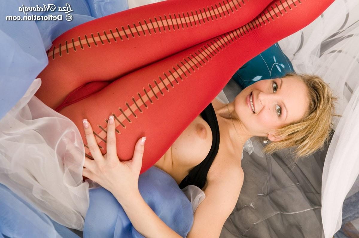 16P Blonde babe toys with purple dildo in her shaven pussy
