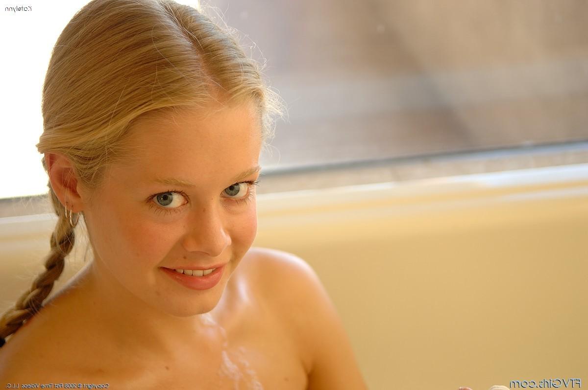 16P Blonde teen shaving her legs and pussy and having a water orgasm