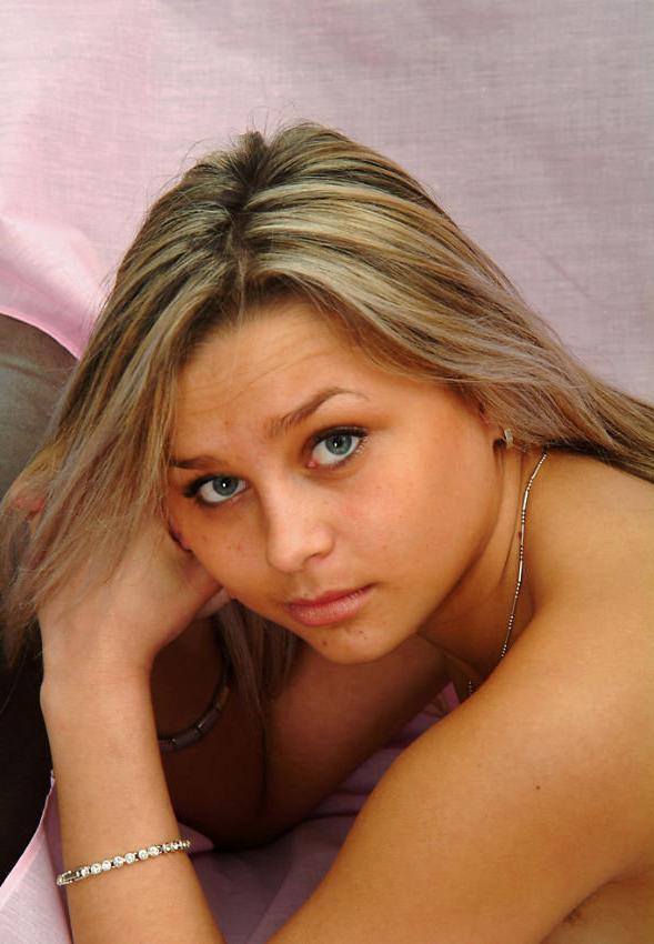 20P Stunning busty teen spreads on sofa