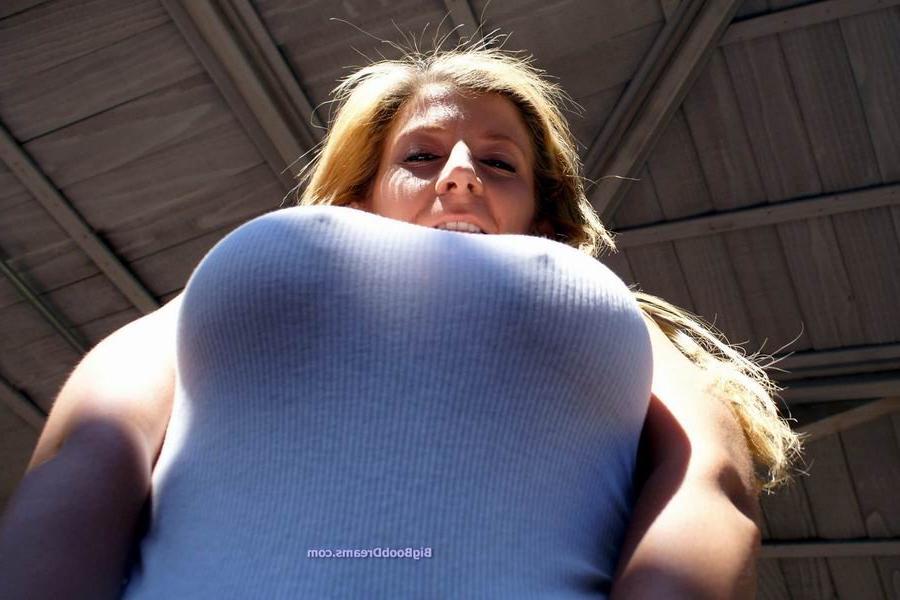 16P busty blonde babe posing outdoor