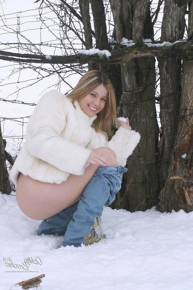 16P Cute blonde teen posing outdoor