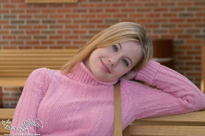 16P Cute blonde teen babe posing outdoor
