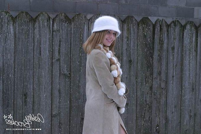 16P Cute blonde teen babe posing outdoor