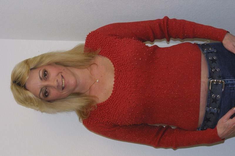 16P Busty MILF gets naked for the camera