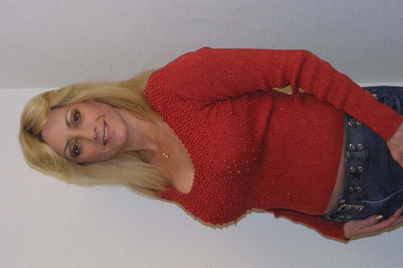 16P Busty MILF gets naked for the camera
