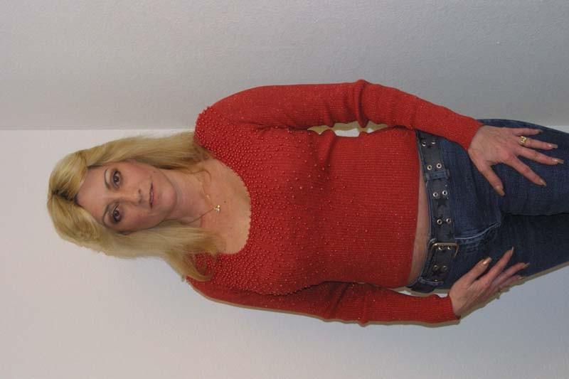 16P Busty MILF gets naked for the camera