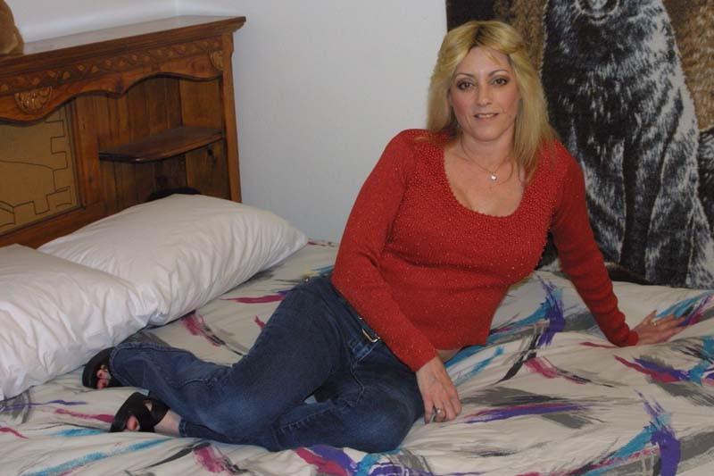 16P Busty MILF gets naked for the camera
