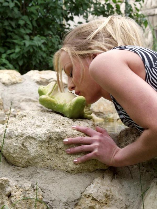 18P Babe loving an outdoor facial