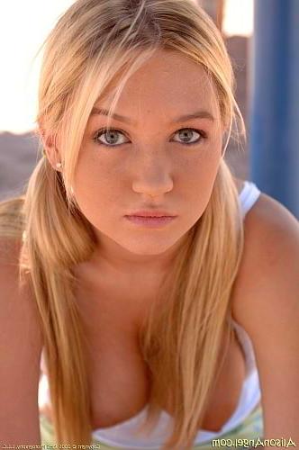 21P Blonde lovely outdoor striptease