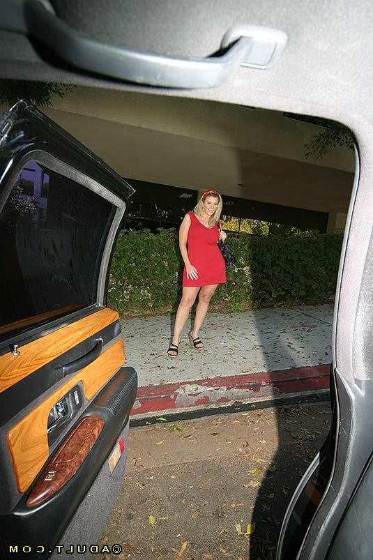 15P Busty milf titfucking some randy guy in his limo