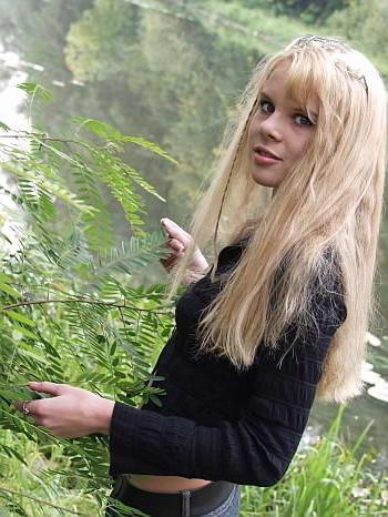 22P Blonde tight pussy outdoor stripdown