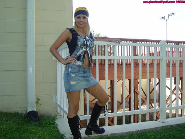 18P Blonde teen stripping outdoor