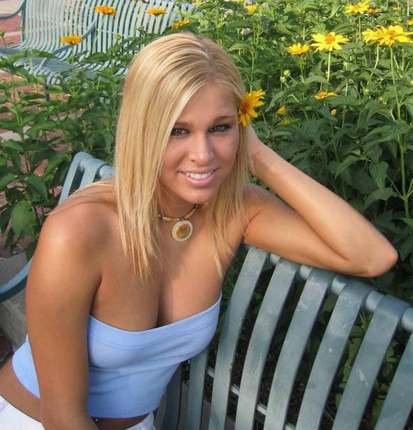 16P Outdoor nudity posing by hot Melissa