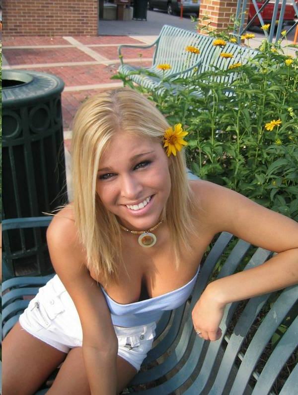 16P Outdoor nudity posing by hot Melissa