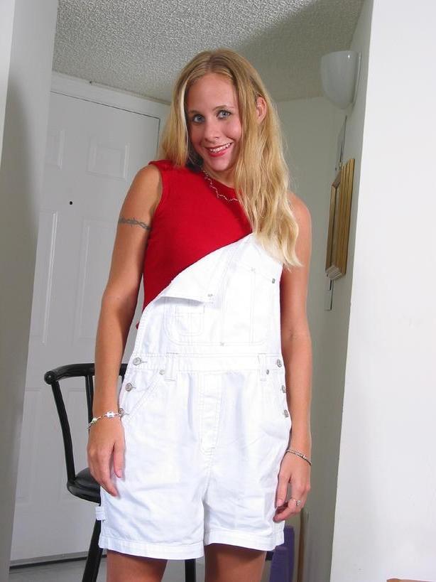 16P Perky Tit Mom zieht lila Höschen aus und spreizt sich
