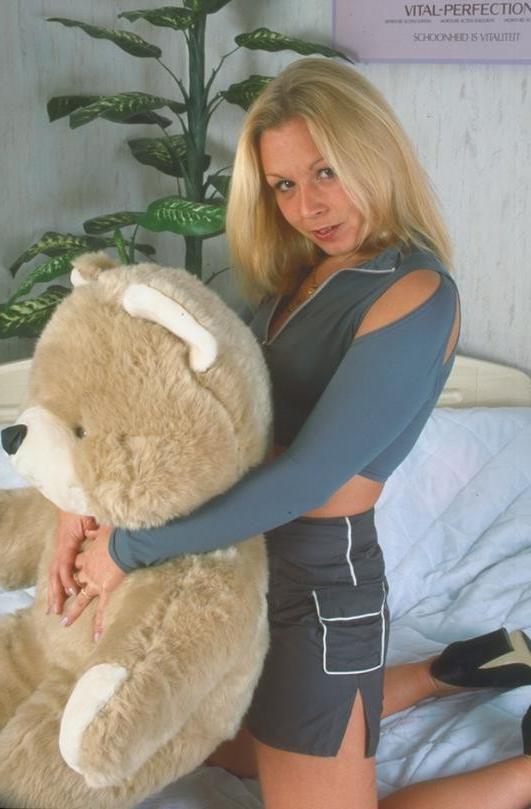 16P Dirty Housewife Lets Me Take Secret Pussy Photos