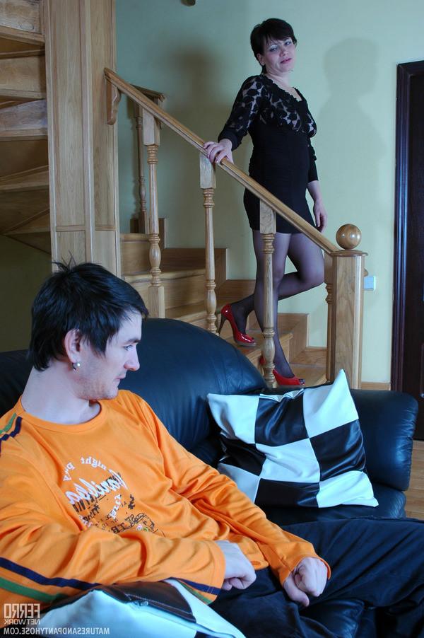 18P Hot milf does not mind to tear her new tights aching for fucking