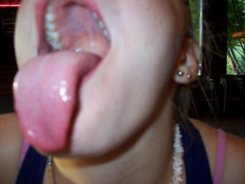 18P girls with long tongues licking cocks and sperma