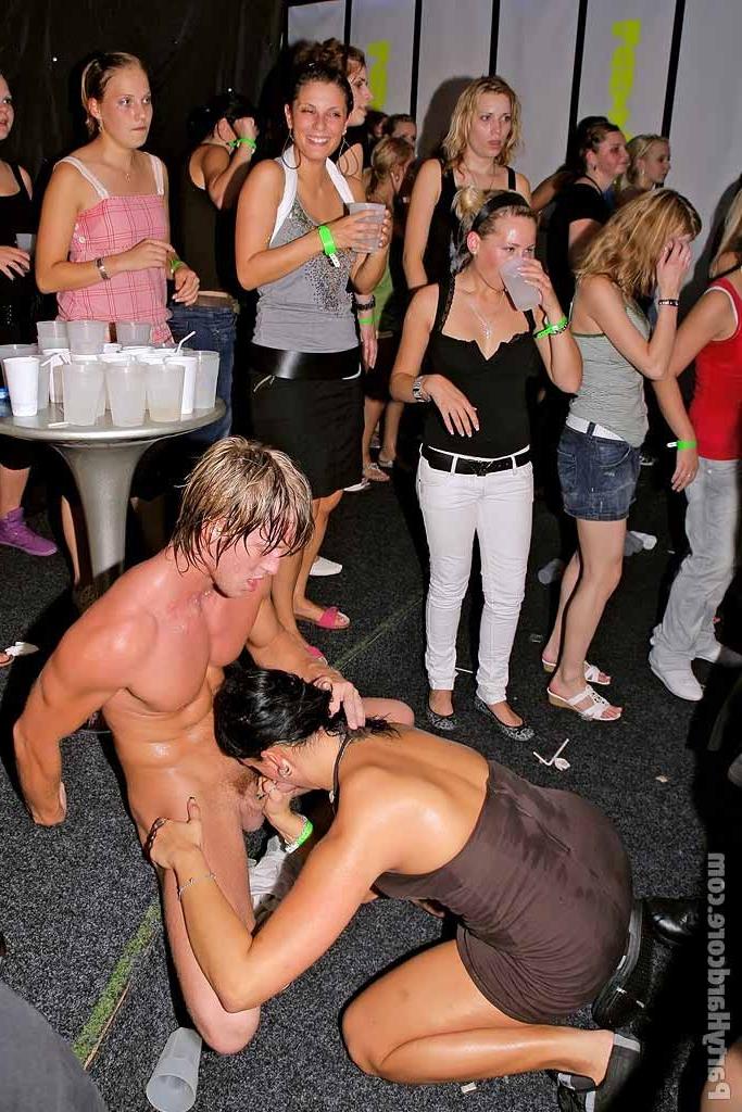 15P Mehrere Blowjobs und Hardcore beim Amateur-Party-Gruppensex