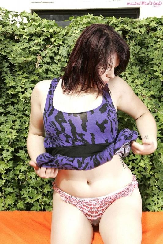 15P Brunette amateur Jette strips and poses outdoor for you