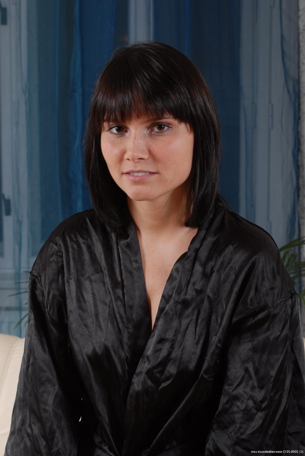 16P Pretty Diane strips from her bathrobe and sucks a glass dildo 