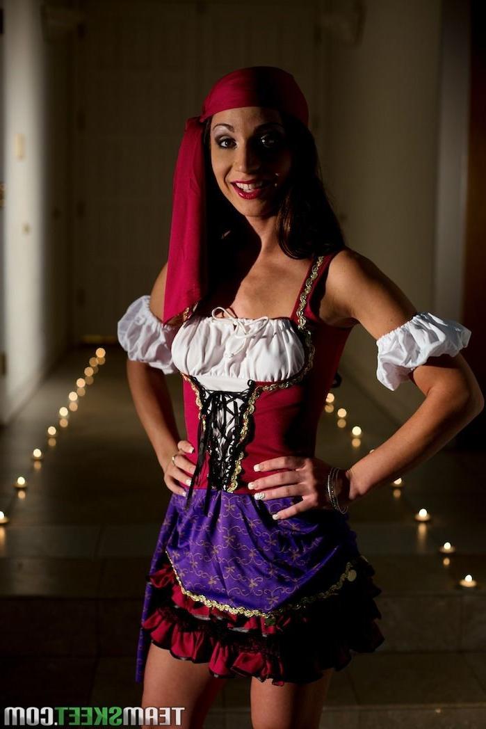 16P Vanessa Sixxx gets fucked on the couch in pirate costume