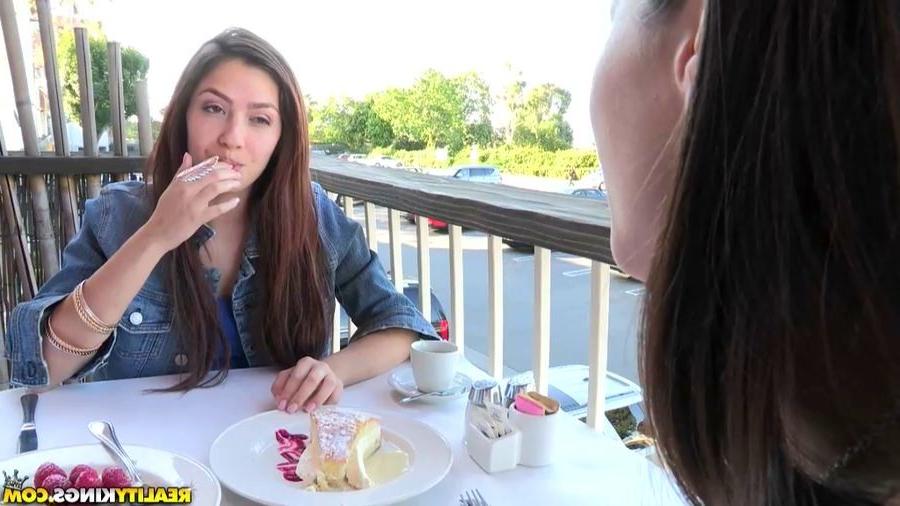 16P Shyla Jennings and Cassie Laine lick their muffs
