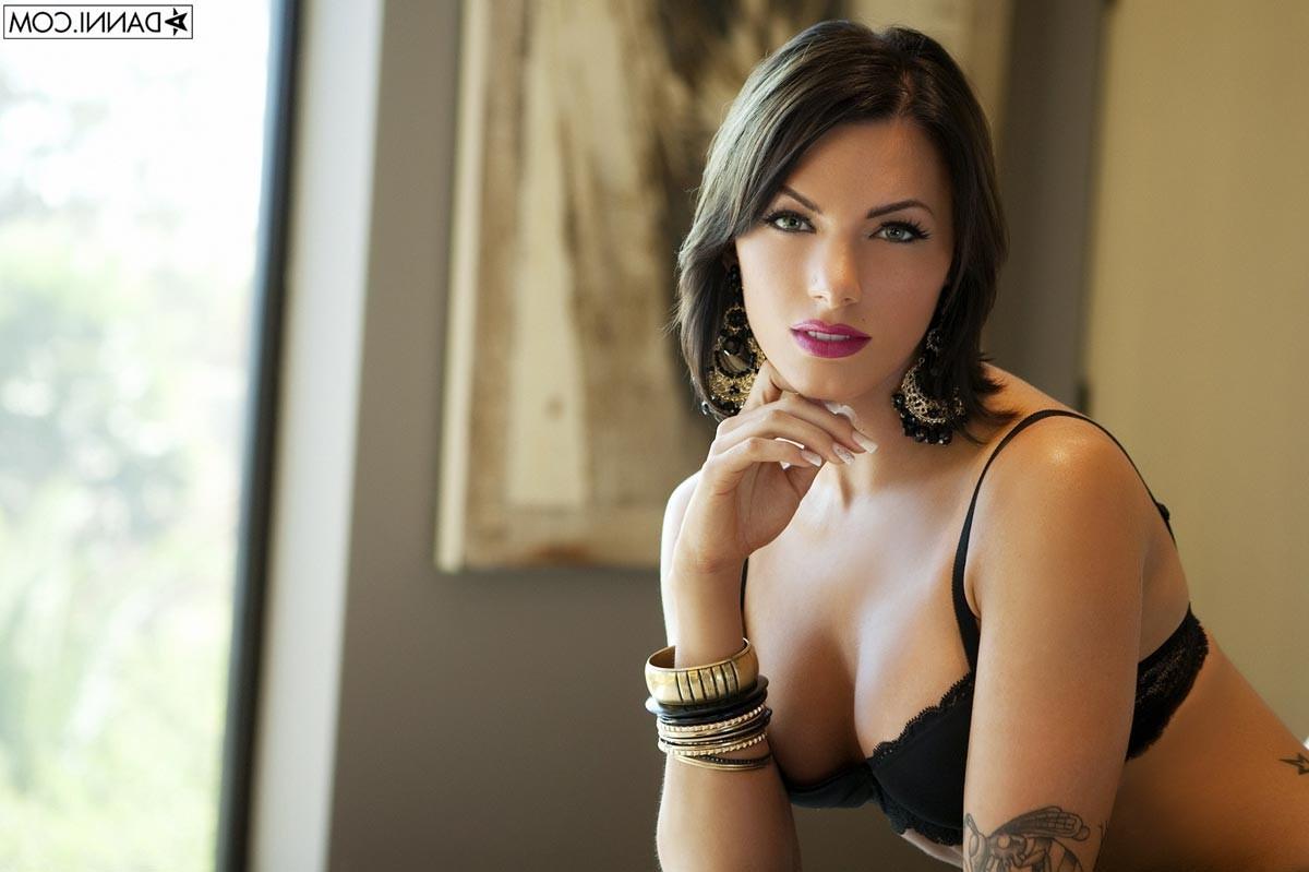 15P Juelz Ventura tattooed busty brunette on heels