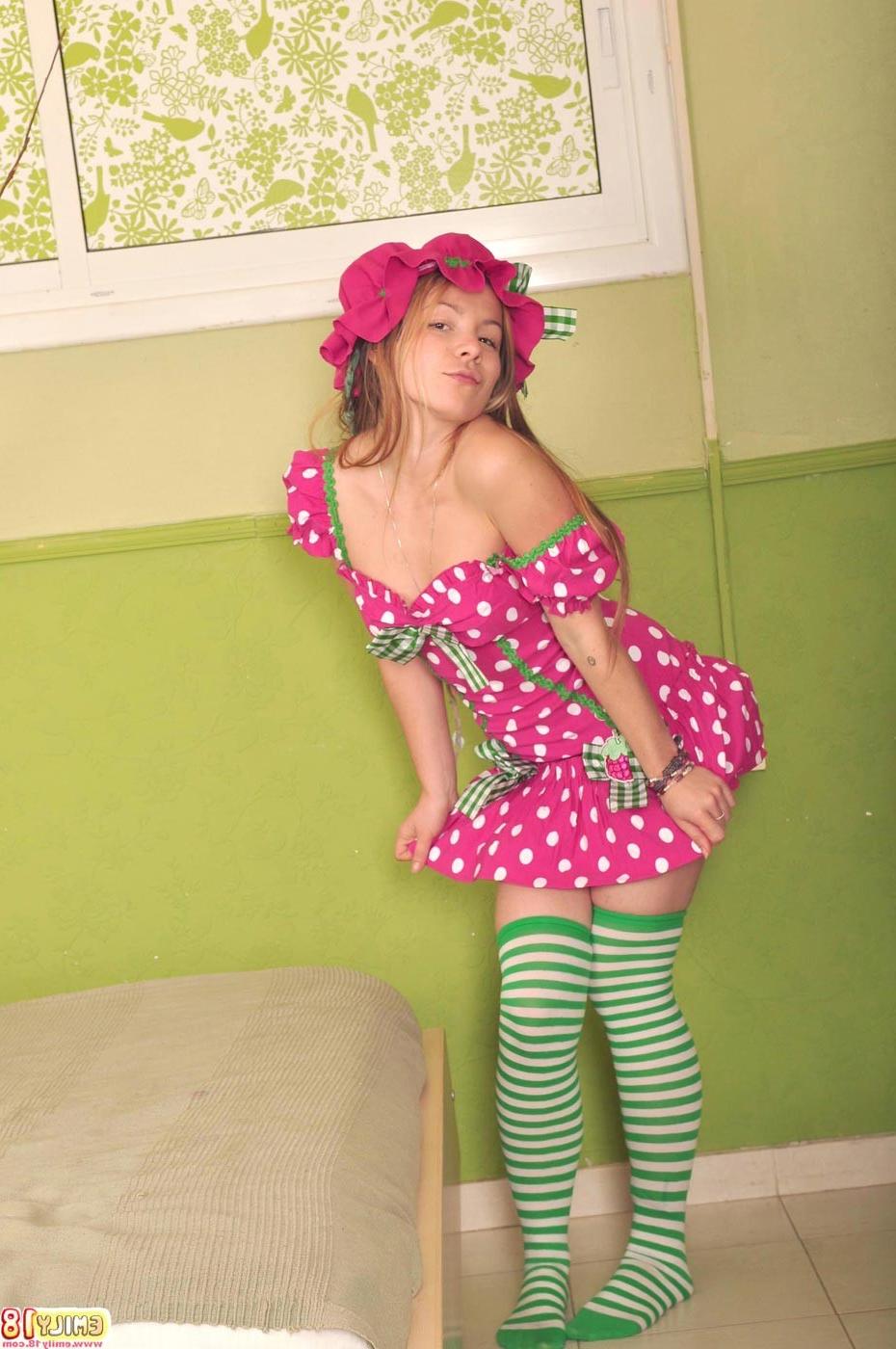 16P Cute teen girl Emily cosplay
