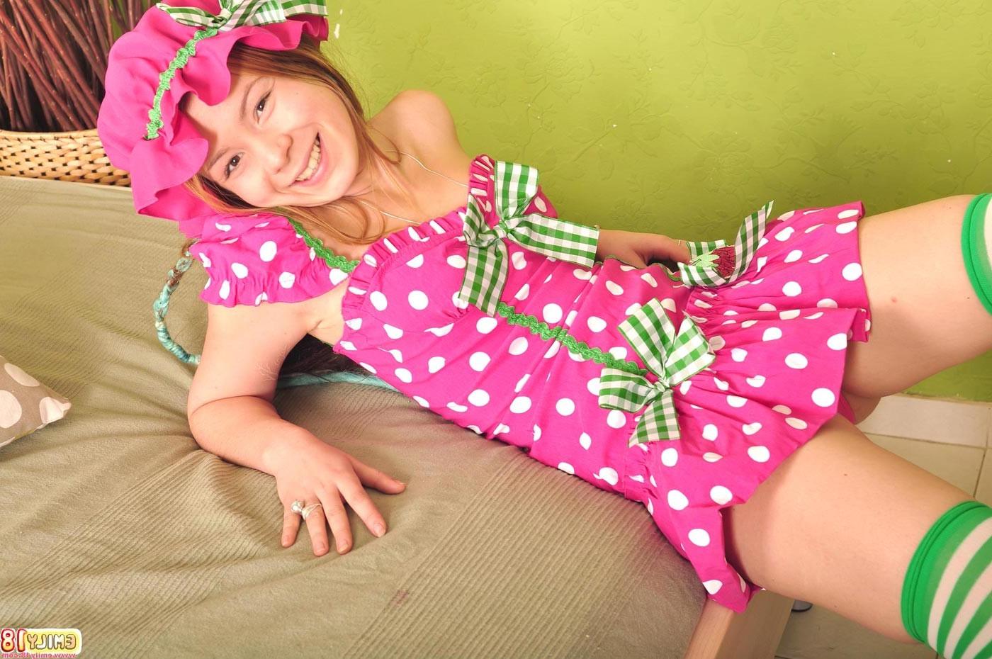 16P Cute teen girl Emily cosplay